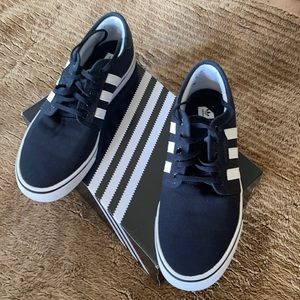 Adidas Seeley Men’s size 10 EU 44. Core black. F37427. Worn once.